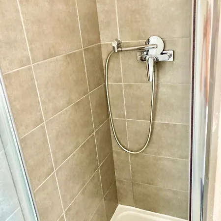Privee Dans Partage - Calme - Proche Tram A - Wifi - Ref P5 Homestay *